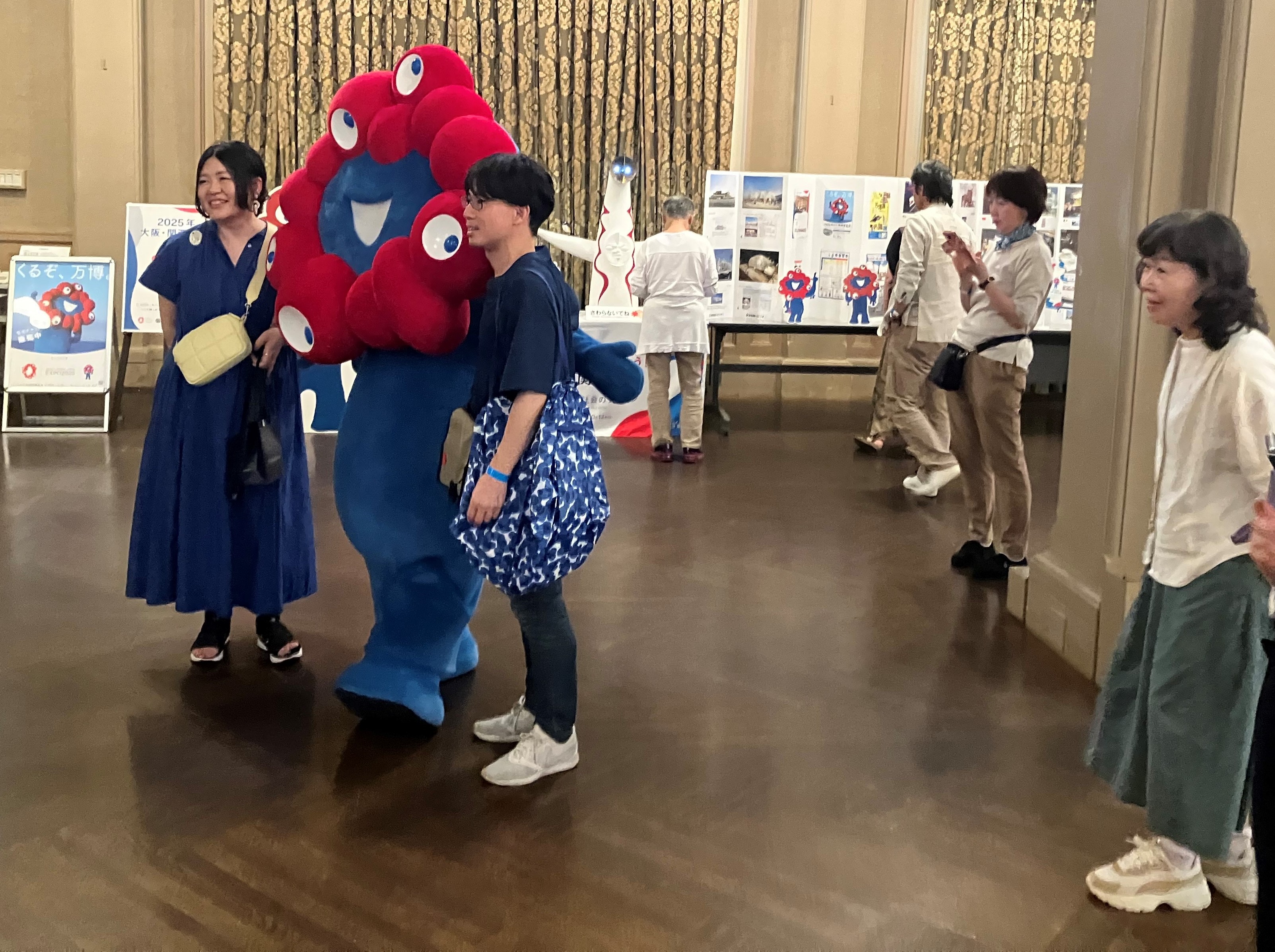 Taking a photo with MYAKU-MYAKU.JPG