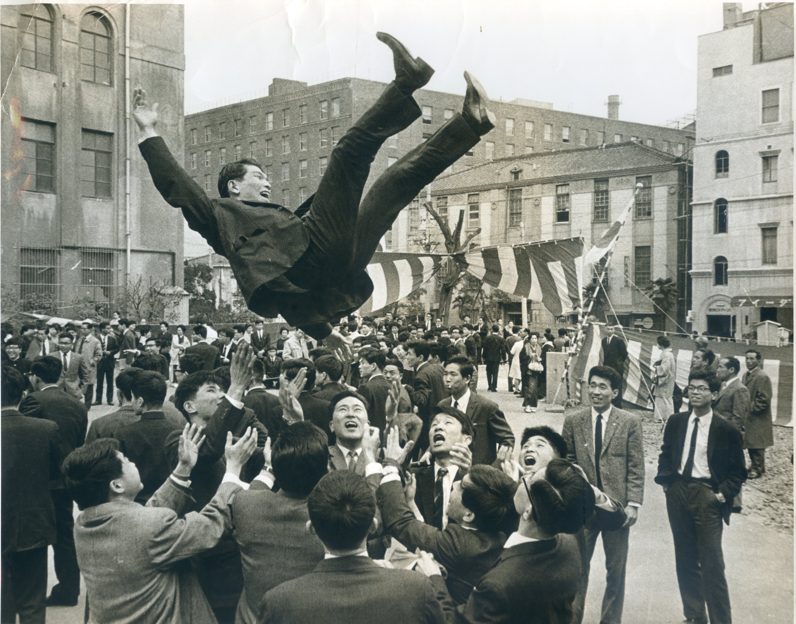 ◎50Y5104 卒業式　胴上げ【昭和35年～40年位】.jpg